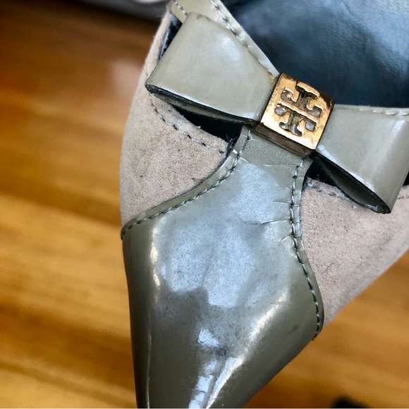 Tory Burch taupe suede look fabric and patent leather heels - Picture 8 of 10